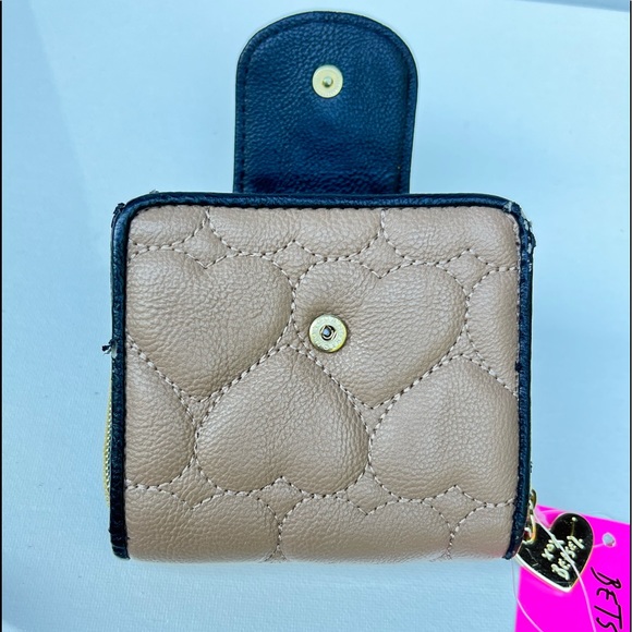 Betsey Johnson Zip-Around Fold Hearts And Banners Quilted Wallet Coin Purse - Picture 7 of 10